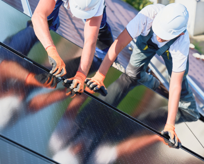 太陽光を設置しているスタッフの画像