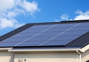 屋根に太陽光発電装置があるイメージ